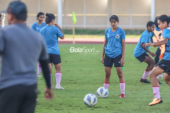 Pemain timnas wanita Indonesia, Reva Octaviani (tengah), sedang menguasai bola dalam latihannya di Stadion Madya, Senayan, Jakarta, 7 Januar 2022.