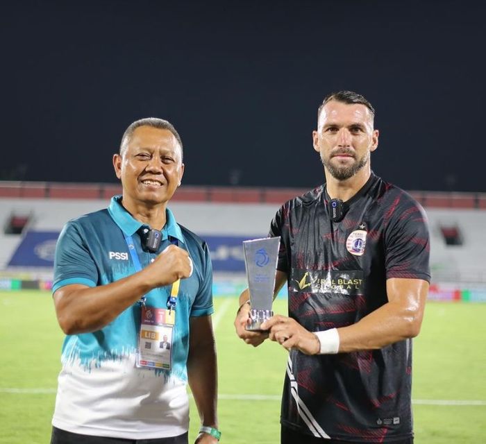 Marko Simic Meraih Penghargaan Gol Terbaik Liga 1 Bulan Desember 2021. Gol tersebut diciptakan lawan PSM Makassar di pekan ke-16.