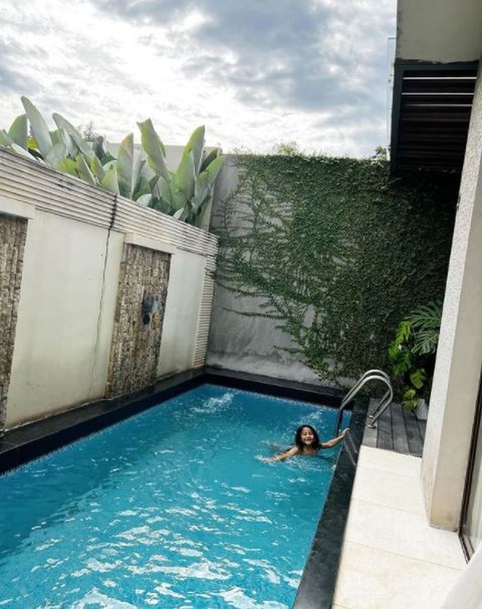 Kolam renang di rumah artis Bebi Romeo dan Meisya Siregar