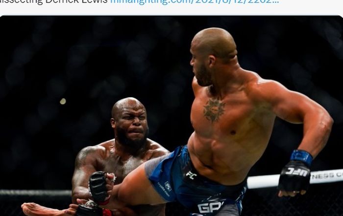 Momen duel Derrick Lewis (kiri) vs Ciryl Gane (kanan) pada UFC 265 (7/8/2021).