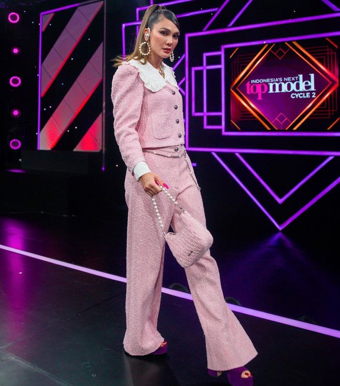Penampilan Luna Maya saat kenakan outfit Miu Miu dalam acara INTM.