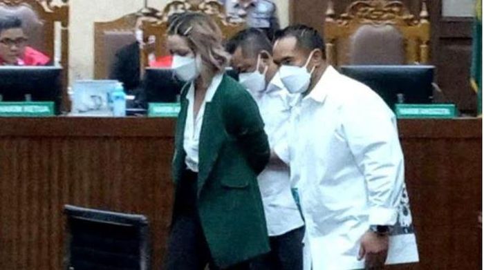 Nia Ramadhani tak kuasa menahan sedih saat mendengar vonis hakim.