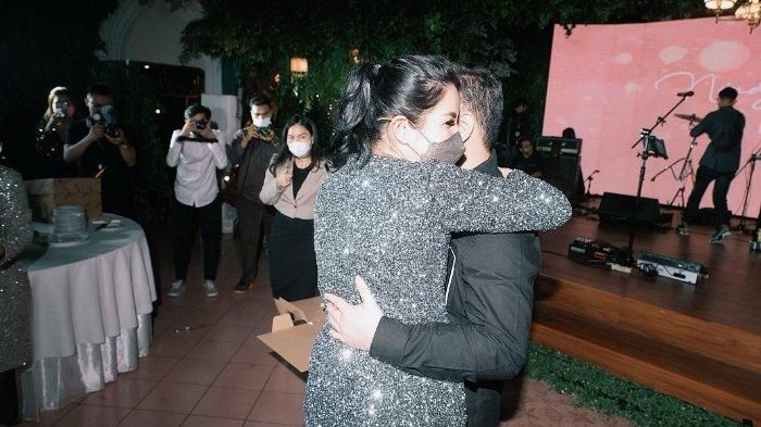 Pelukan hangat Nindy Ayunda dengan kekasih barunya