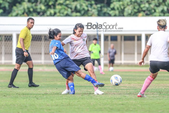 Suasana uji coba timnas wanita Indonesia dengan Persib Putri di Stadion Madya, Senayan, Jakarta, 13 Januari 2021.