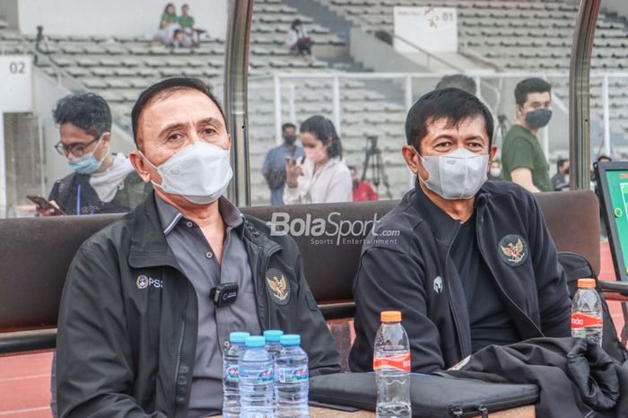 Ketua Umum PSSI, Mochamad Iriawan (kiri) dan Direktur Teknik PSSI, Indra Sjafri (kanan), nampak hadir dalam latihan timnas putri Indonesia di Stadion Madya, Senayan, Jakarta, 13 Januari 2022.