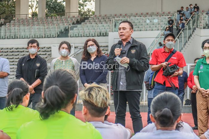 Ketua Umum PSSI, Mochamad Iriawan, nampak sedang memberikan masukan kepada timnas putri Indonesia di Stadion Madya, Senayan, Jakarta, 13 Januari 2021.