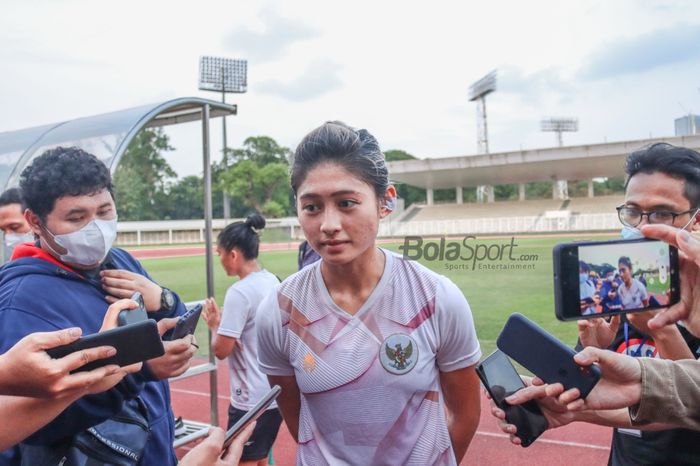 Pemain timnas putri Indonesia, Zahra Muzdalifah, saat diwawancarai di Stadion Madya, Senayan, Jakarta, 13 Januari 2022.
