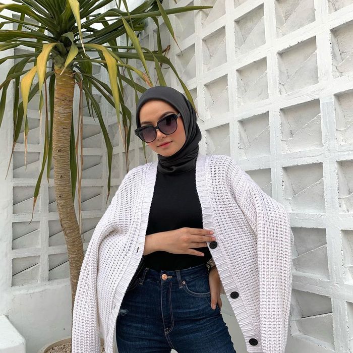 Penampilan cantik Faradiba Putri Fahira yang diduga pacar Keanu - Style modis serba monokrom