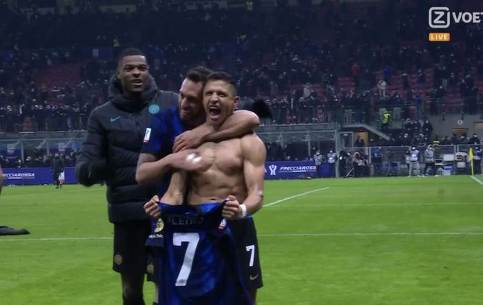 Striker Inter Milan, Alexis Sanchez, merayakan gol ke gawang Juventus dalam laga Piala Super Italia di Stadion Giuseppe Meazza, Rabu (12/1/2022).