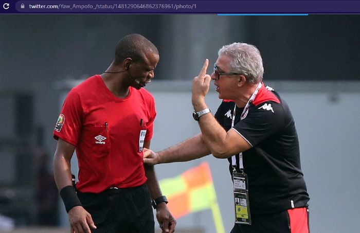 Pelatih timnas Tunisia, Mondher Kebaier (kanan), memprotes keputusan wasit Janny Sikazwe dalam laga versus timnas Mali di Piala Afrika 2021.