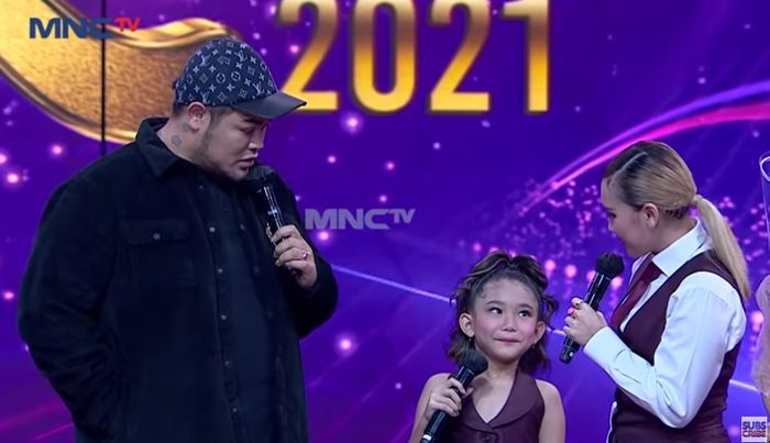 Perbincangan Ivan Gunawan, Bilqis Khumairah Razak, dan Ayu Ting Ting, mengenai kado ulang tahun