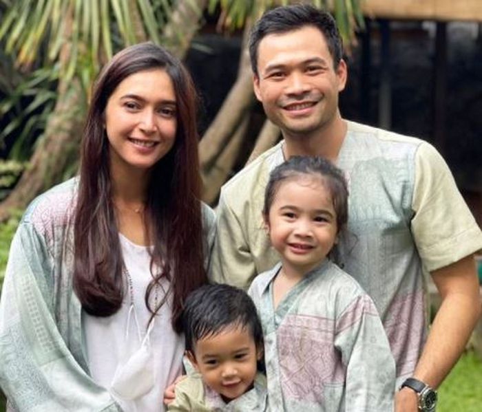 Nabila Syakieb dan keluarganya