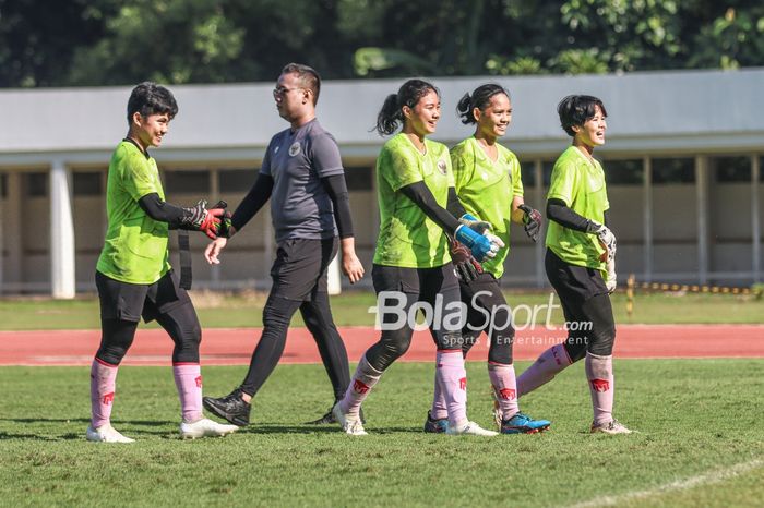 Barisan kiper timnas putri Indonesia dalam latihannya di Stadion Madya, Senayan, Jakarta, 7 Januari 2022.