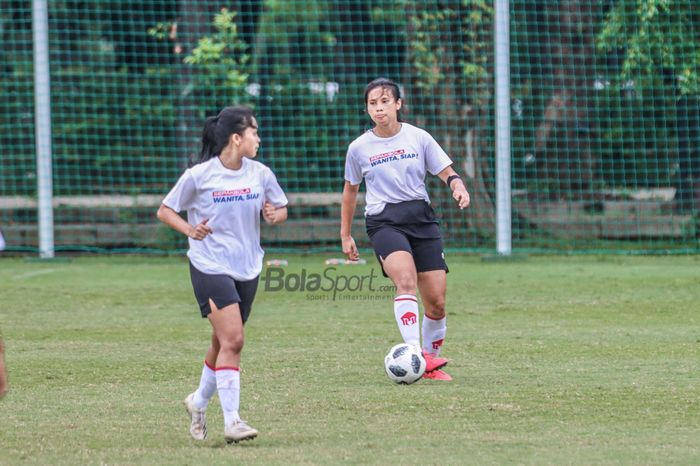 Pemain timnas putri Indonesia, Shalika Aurelia Viandrisa (kanan), sedang menguasai boladalam latihannya di Lapangan D, Senayan, Jakarta, 8 Maret 2021.