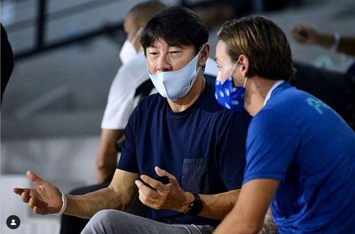 Marc Klok berbincang dengan pelatih timnas Indonesia, Shin Tae-yong saat menyaksikan pertandingan Persib Bandung vs Bali United