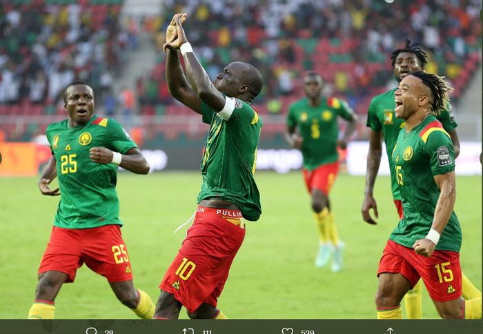 Vincent Aboubakar (10), merayakan gol yang dicetaknya dalam kemenangan 4-1 Kamerun atas Etiopia di Piala Afrika 2021, Kamis (13/1/2022) di Yaounde.