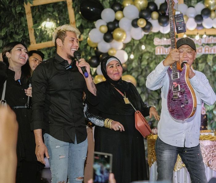 Penampilan ibunda Via Vallen di acara ulang tahun sang ayah