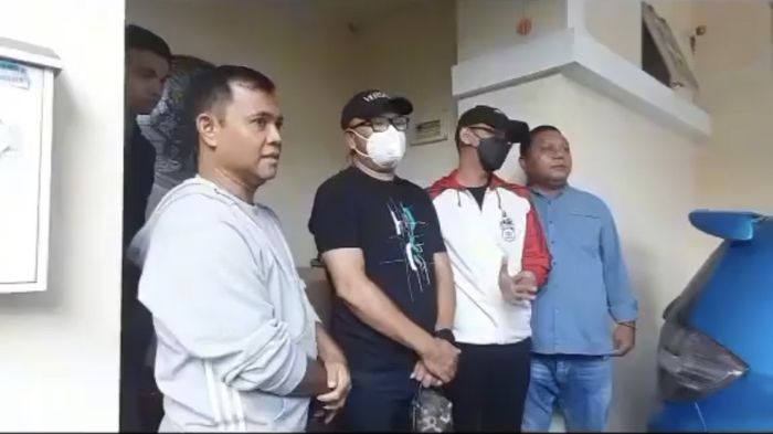 Foto Doddy Sudrajat yang menjabat erat tangan Haji Faisal langsung tersebar luas di Instagram. Konten Insta Story Fuji dihapus.