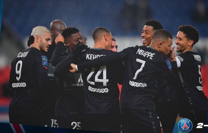 Bek Paris Saint-Germain, Thilo Kehrer, merayakan gol ke gawang Brest dalam laga Liga Prancis di Stadion Parc des Princes, Sabtu (15/1/2022).