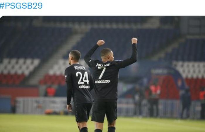 Striker Paris Saint-Germain, Kylian Mbappe, merayakan gol ke gawang Brest dalam laga Liga Prancis di Stadion Parc des Princes, Sabtu (15/1/2022).