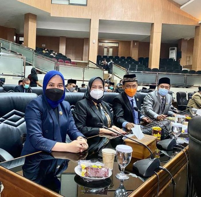 Sarni saat bekerja sebagai anggota DPR