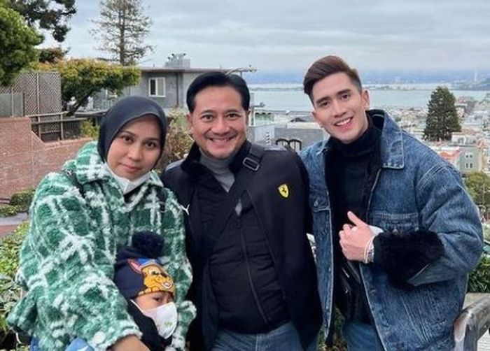 Sarni liburan bersama Ivan Fadilla dan Verrell Bramasta