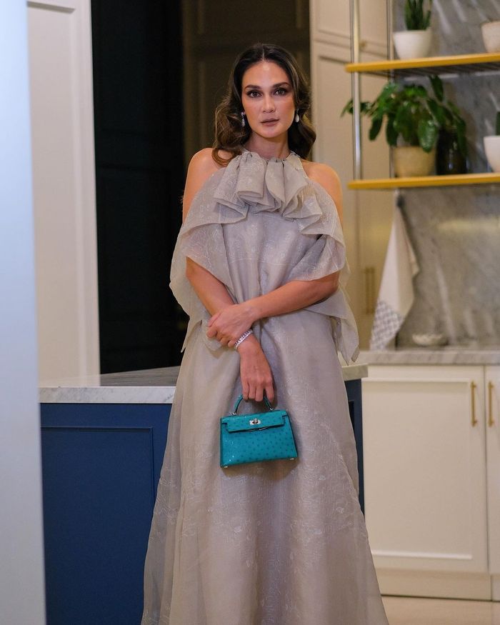 OOTD Luna Maya saat hadiri pesta pernikahan Vidi Aldiano dan Sheila Dara.