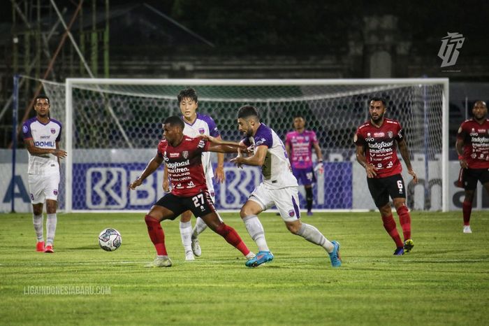 Bali United versus Persita Tangerang dalam laga pekan ke-20 Liga 1 2021-2022 di Stadion I Gusti Ngurah Rai, Denpasar, Bali, Senin (17/1/2022).