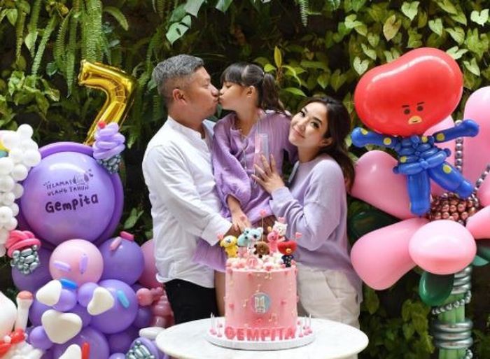 Potret manis Gading Marten dan Gisella Anastasia saat perayaan ulang tahun ke-7 Gempi