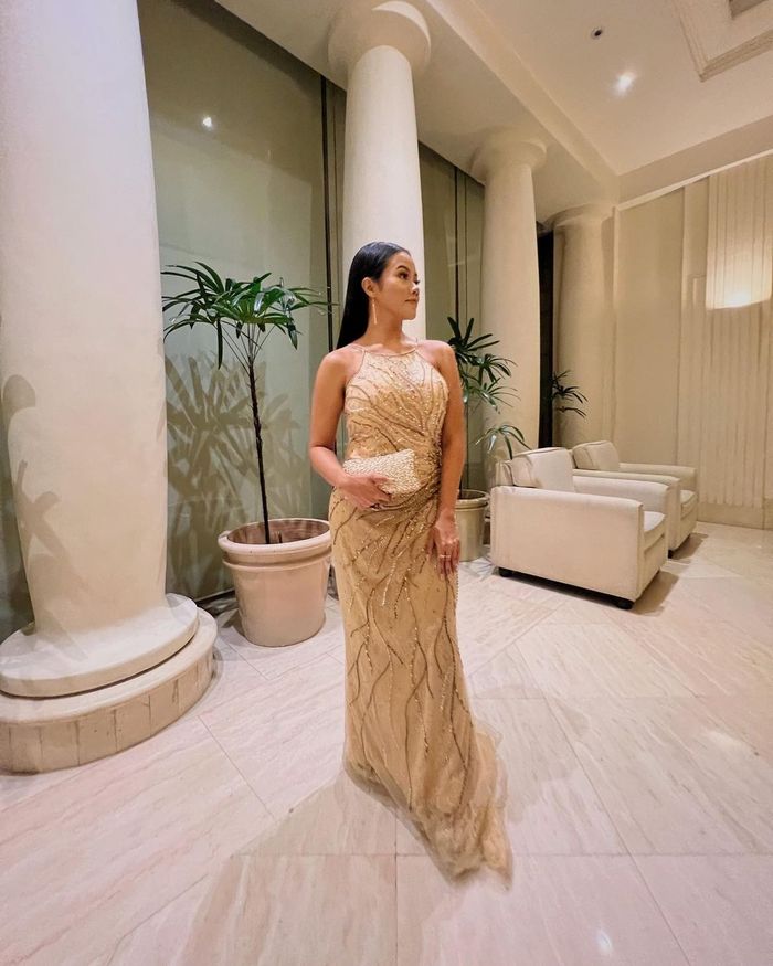 Penampilan Yura Yunita saat menghadiri resepsi pernikahan Vidi Aldiano dan Sheila Dara.