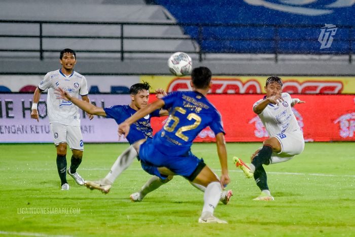 Duel Kushedya Hari Yudo dan Alfeandra Dewangga dalam laga antara PSIS Semarang Vs Arema FC pada pekan ke-20 Liga 1 2021/2022 di Stadion I Wayan Dipta Gianyar Bali, Senin (17/1/2022).