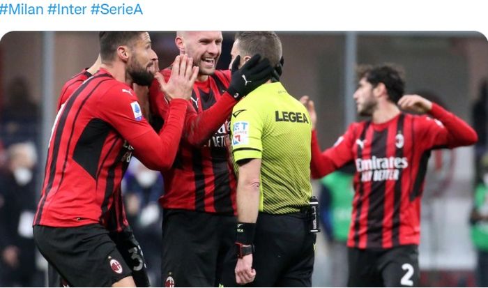 Pemain AC Milan melakukan protes kepada wasit Marco Serra di laga Liga Italia melawan Spezia, Senin (17/1/2022) di San Siro.