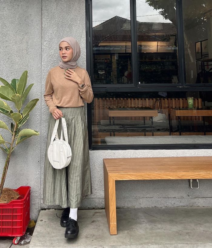 Inspirasi Ootd Hijab Pakai Rok Motif Yang Simpel Dan Feminin Stylo 