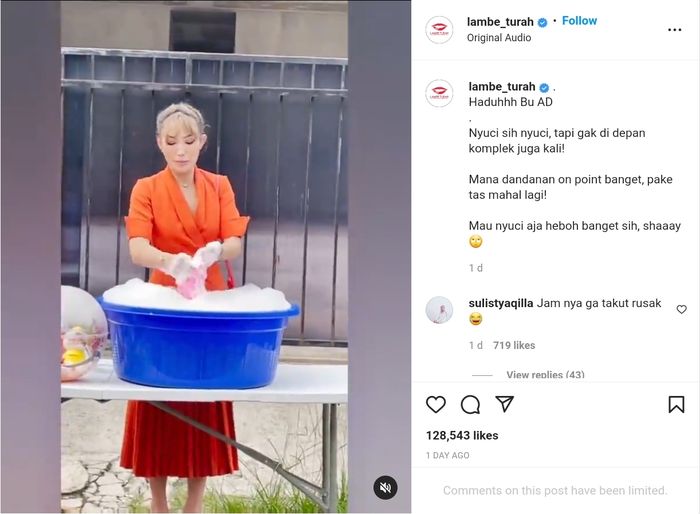 Ayu Dewi kepergok cuci baju di pinggir jalan