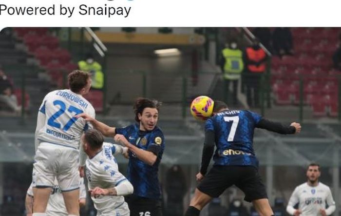 Striker Inter Milan, Alexis Sanchez, mencetak gol ke gawang Empoli dalam laga babak 16 besar Coppa Italia di Stadion Giuseppe Meazza, Rabu (19/1/2022).