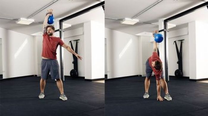 Gerakan kincir angin / windmill dengan menggunakan kettlebell.