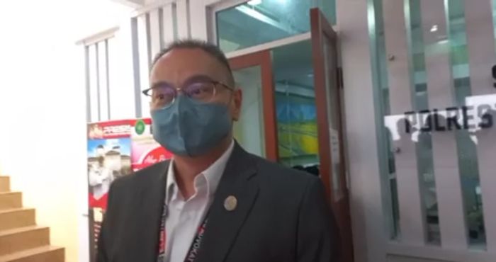 Kuasa hukum Ayu Thalia, Fredy Limantara saat Grid.ID temui di Polres Metro Jakarta Utara, Kamis (20/1/2022).