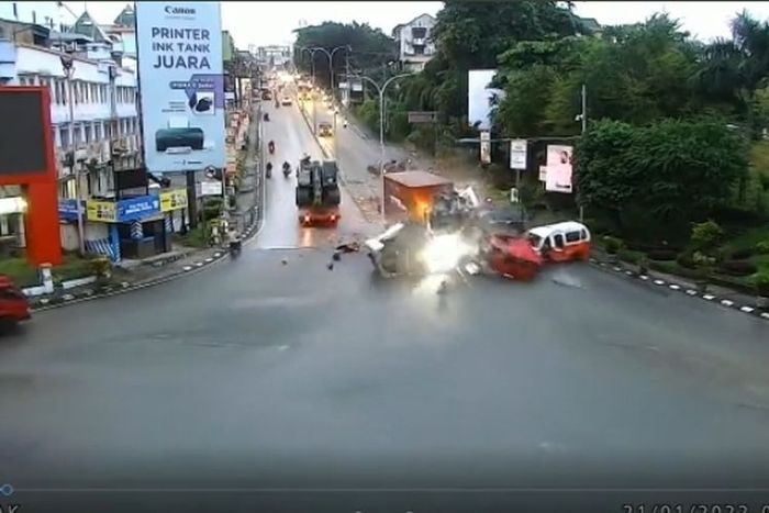 Kecelakaan maut di Simpang Muara Rapak Balikpapan jadi sorotan.