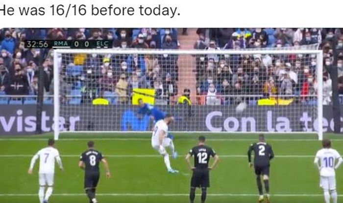 Striker Real Madrid, Karim Benzema, gagal mengeksekusi penalti dalam laga Liga Spanyol kontra Elche di Stadion Santiago Bernabeu, Minggu (23/1/2022).