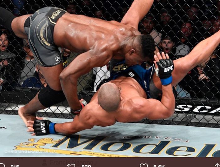 Petarung kelas berat, Francis Ngannou, saat melakukan takedowns kepada Ciryl Gane, pada acara utama UFC 270 yang berlangsung di California, Amerika Serikat, Minggu (23/1/2022).