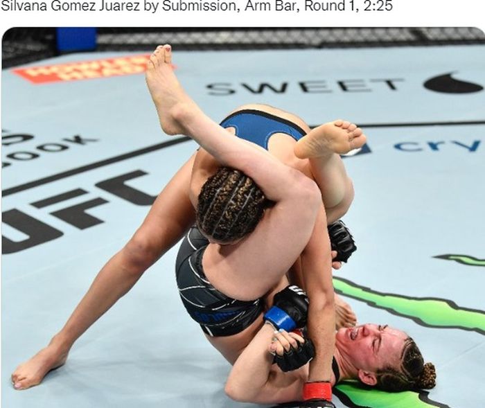 Aksi kuncian arm bar menawan dari petarung cantik, Vanessa Demopoulos (bawah) pada UFC 270, Minggu pagi (23/1/2022).