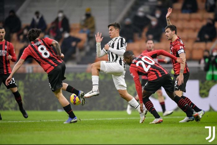 Aksi penyerang Juventus, Paulo Dybala, dalam laga melawan AC Milan pada pekan ke-23 Liga Italia 2021-2022 di Stadion San Siro, Minggu (23/1/2022).