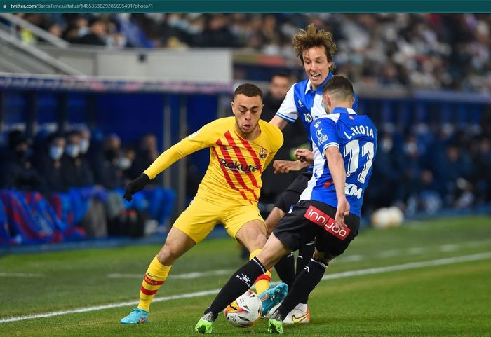 Bek sayap kanan Barcelona, Sergino Dest, berhadapan dengan dua pemain Deportivo Alaves.