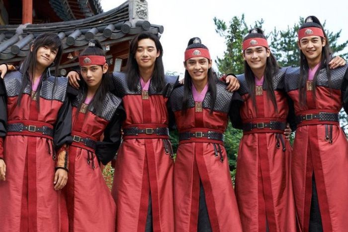 Potret kebersamaan para aktor pemain drama 'Hwarang'