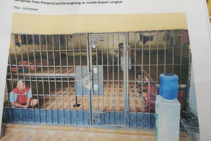 Diduga kerangkeng manusia di dalam rumah Bupati Langkat nonaktif, Terbit Rencana Perangin-angin, yang digunakan untuk modus perbudakan pekerja sawit. Gambar tersebut dilaporkan oleh Migrant Care ke Komnas HAM, Senin (24/1/2022).