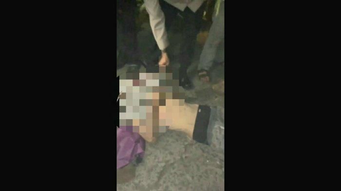 Jasad diduga HM yang tewas diamuk massa di Jalan Pulokambing, Cakung, Jakarta Timur, Minggu (23/1/2022)