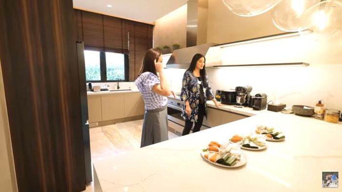 Dapur di rumah Maia Estianty