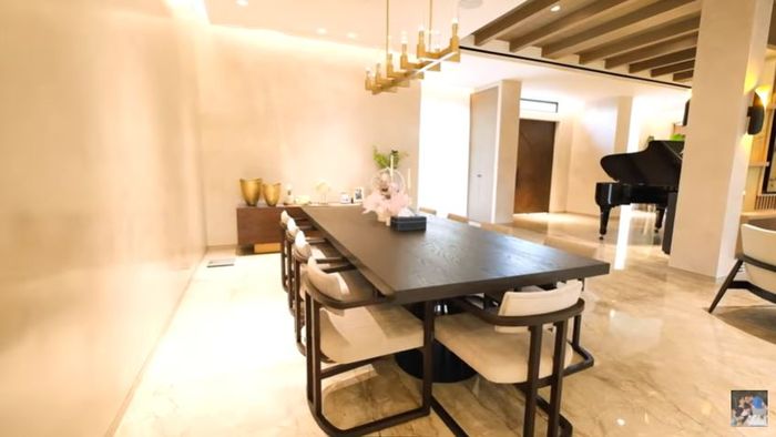 Ruang makan di rumah Maia Estianty