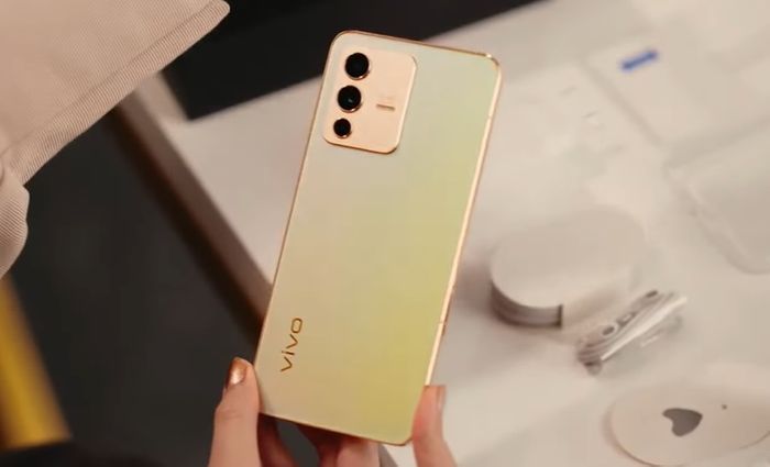 vivo V23 5G dengan varian warna Sunshine Gold.