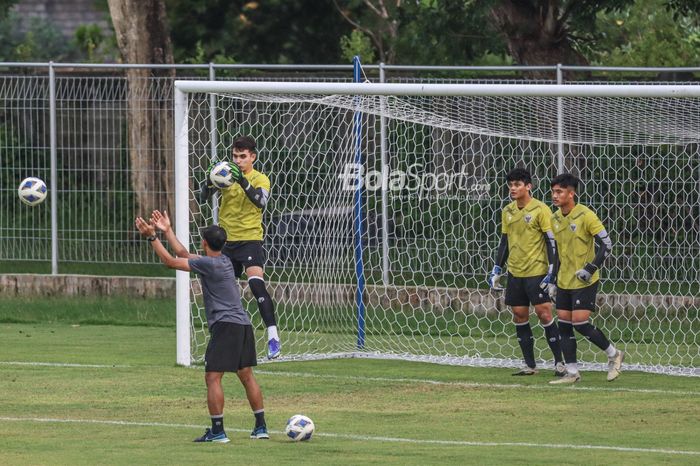 Nadeo Argawinata serta sejumlah kiper timnas Indonesia sedang berlatih di Lapangan Samudra, Bali, 26 Januari 2022.